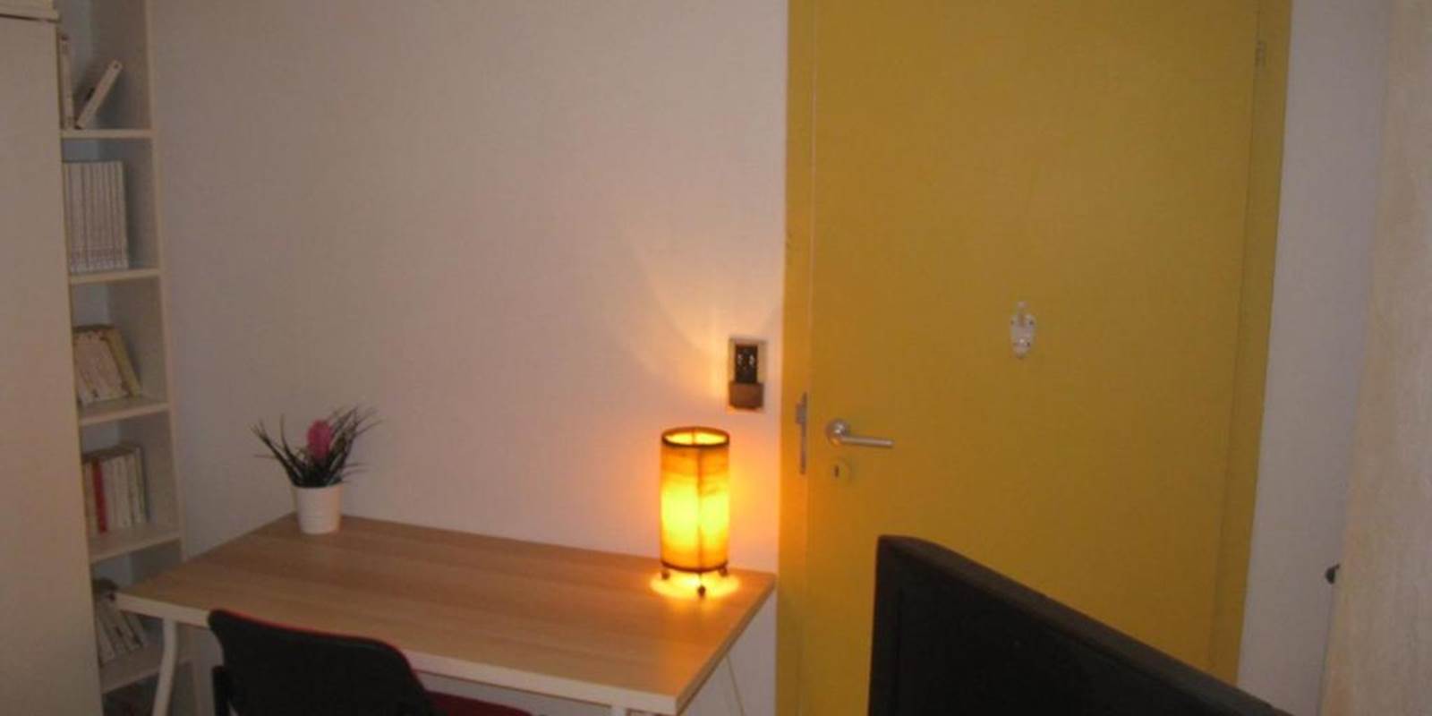 CHAMBRES-GUEBWILLER-Chambre-Simples-avec-Salle-de-Bains-Privative-1-Personne-Bureau