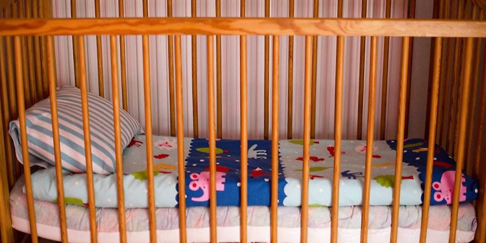 Bébé sera protégé dans ce lit cage de la chambre Fuschia