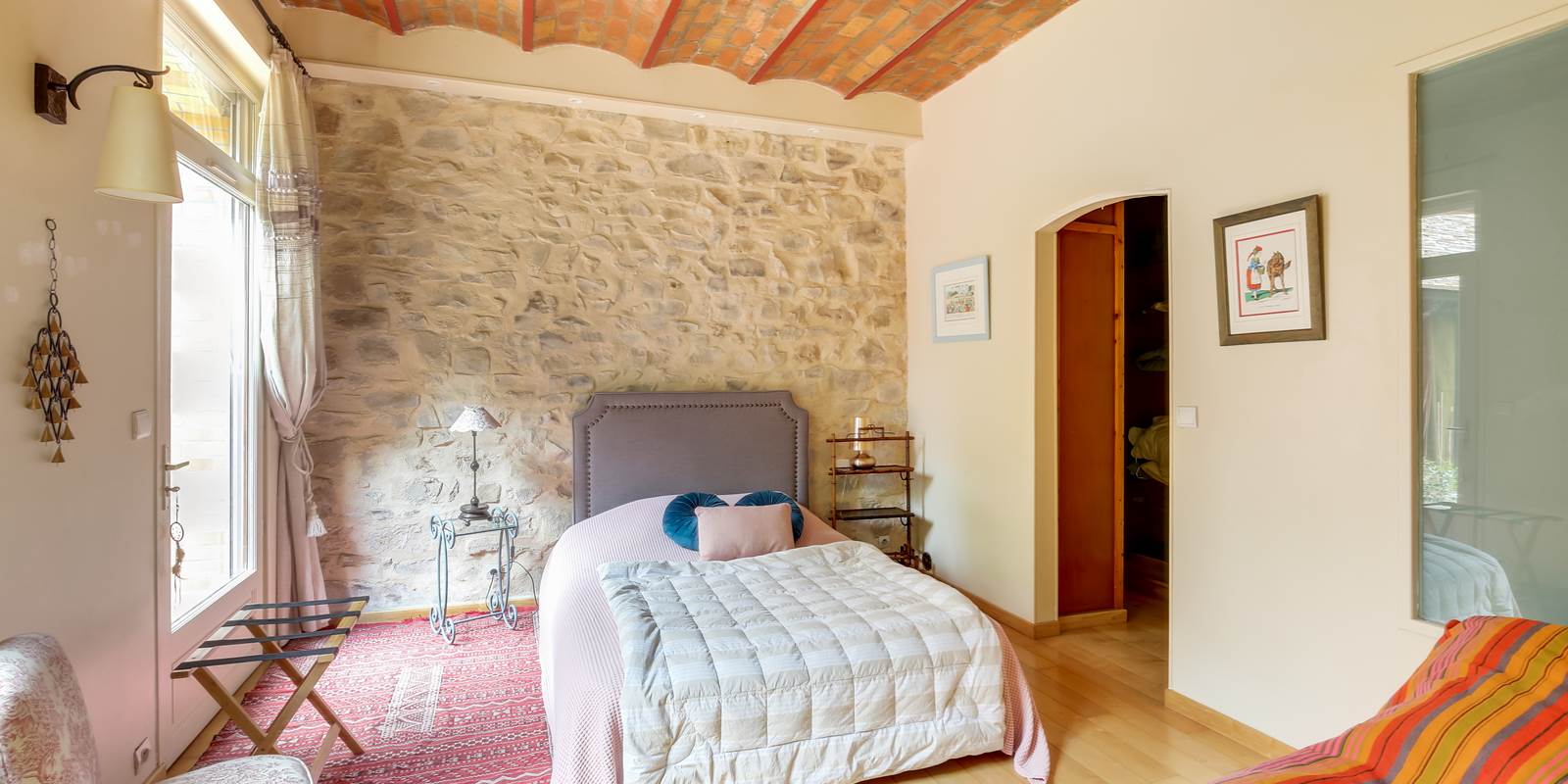 Chambre mur en pierre