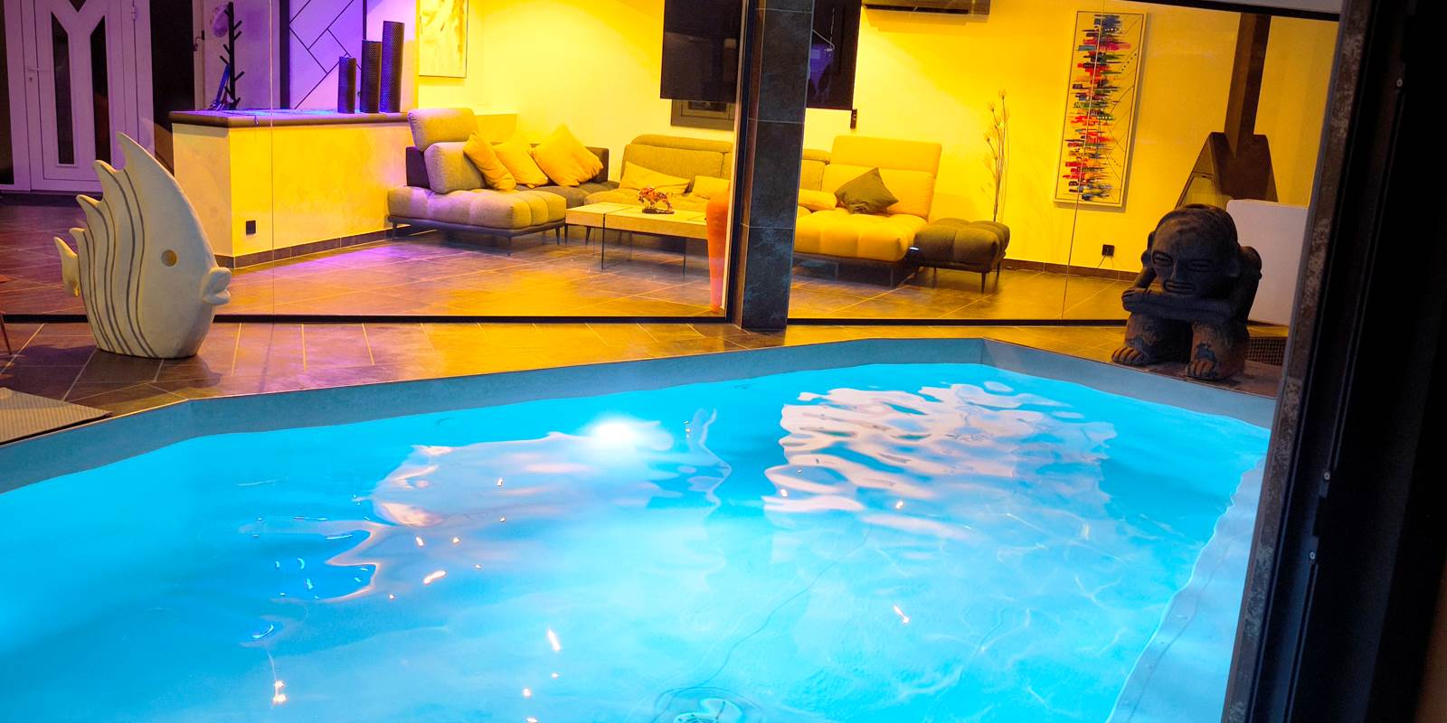 Piscine interieure chauffée ambiance 2