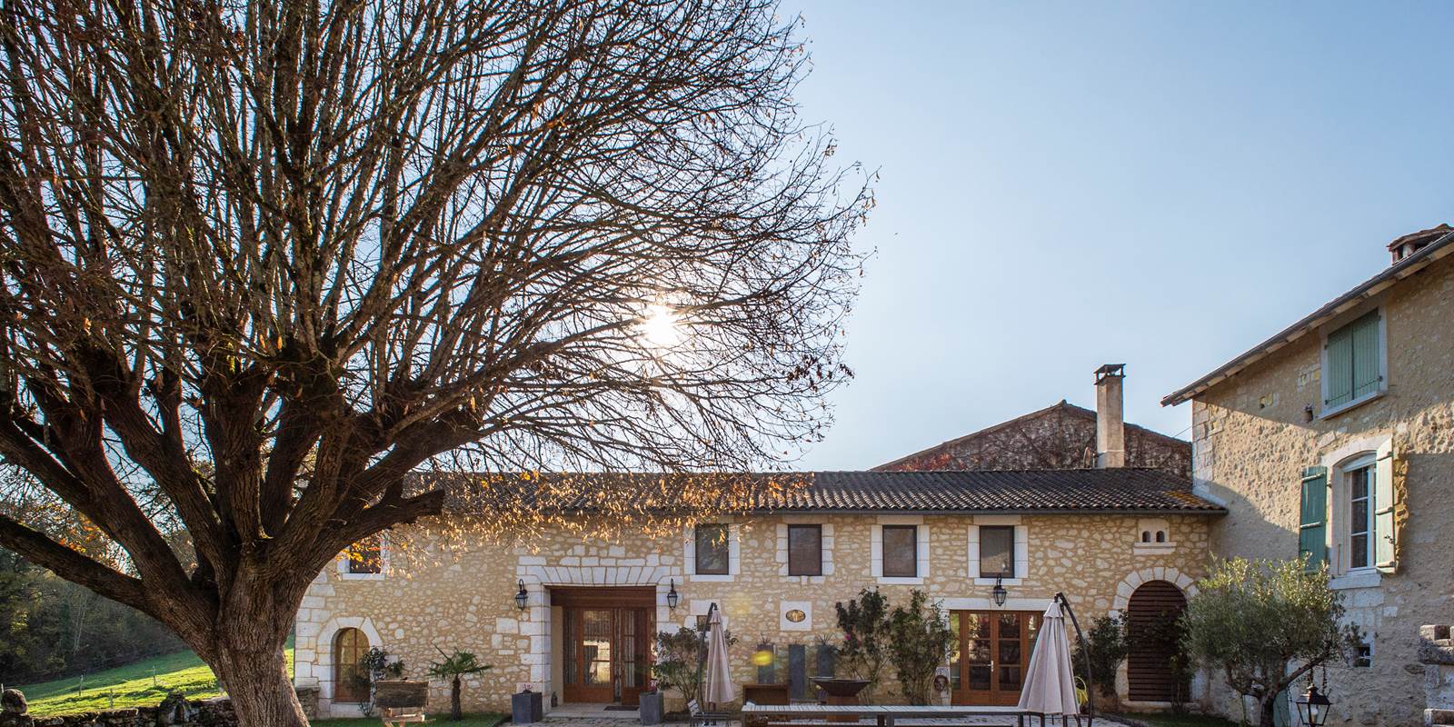 Cour Pavée avec Espace Repas en Extérieur