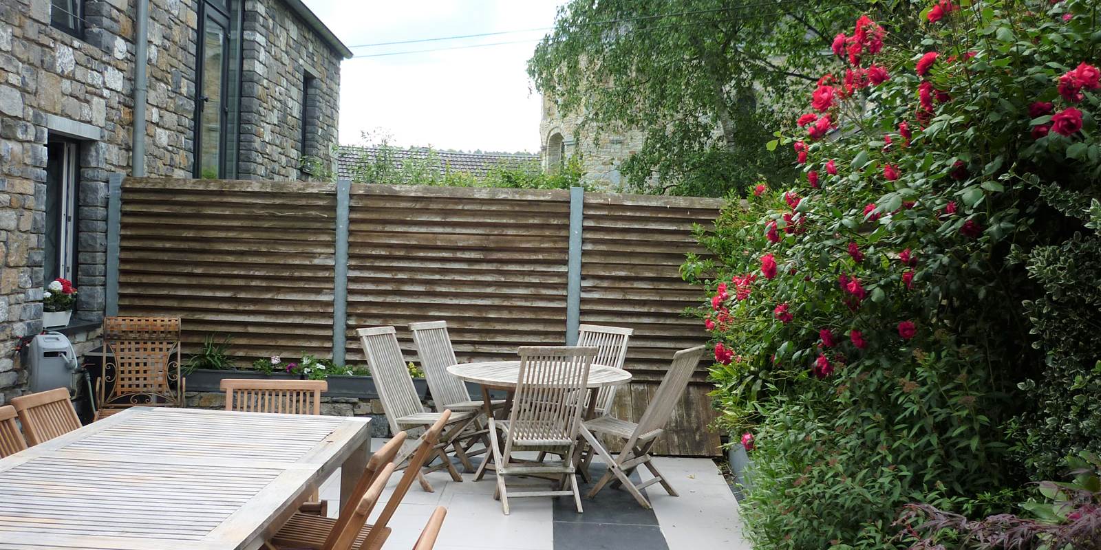 La grande terrasse est fleurie tout l'été. Un plaisir pour vos barbecues