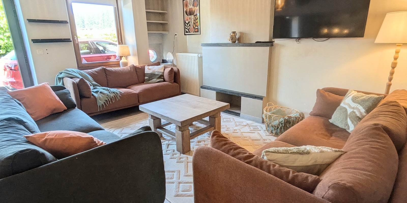 alt="Espace détente convivial du gîte pour groupes et familles avec décoration soignée et ambiance cosy"