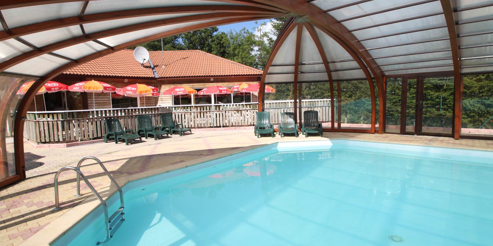 Les Chalets de la Margeride:  Piscine & terrasses