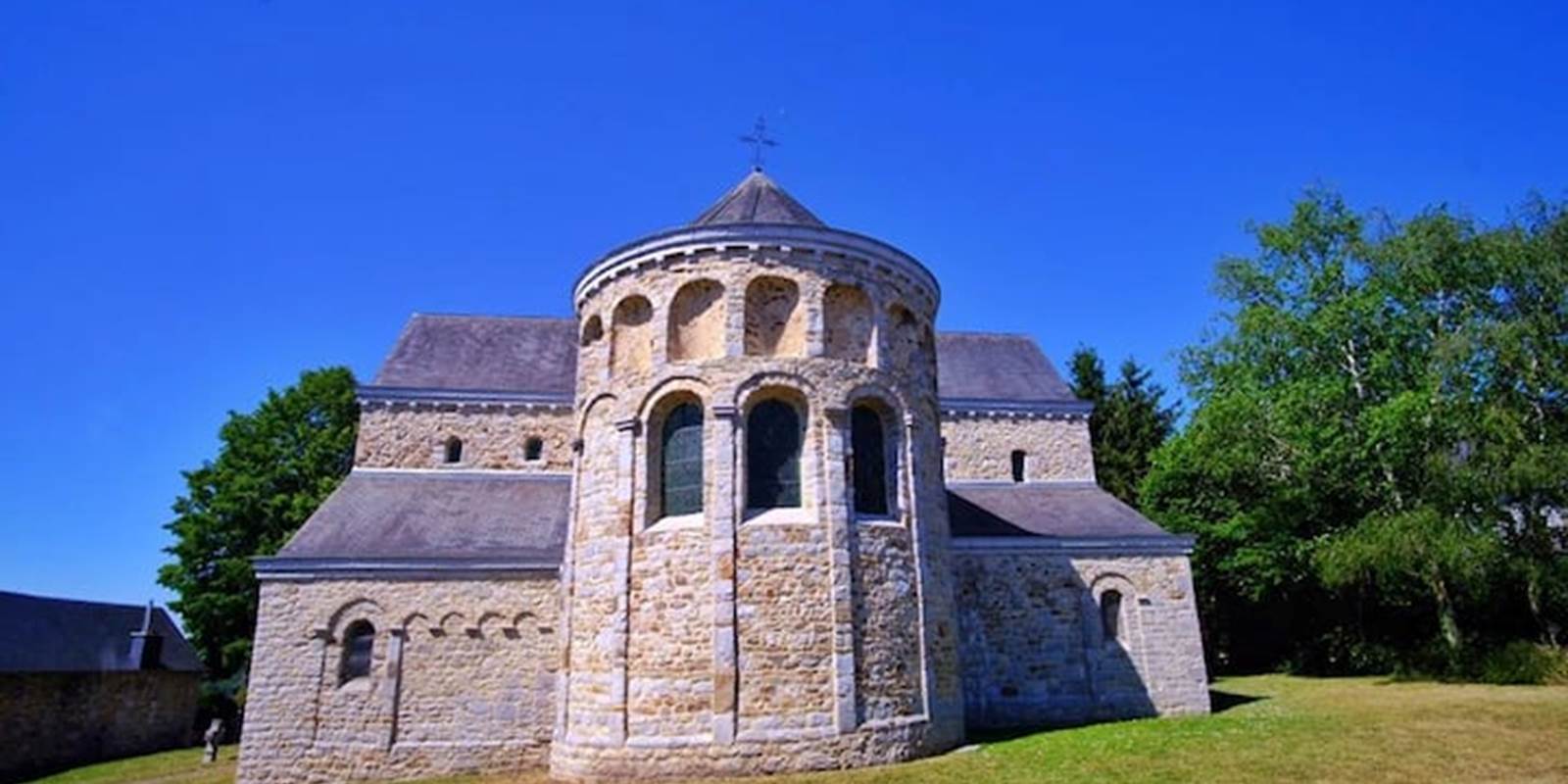 Tout à côté une très belle église classée au Patrimoine Majeur de Wallonie