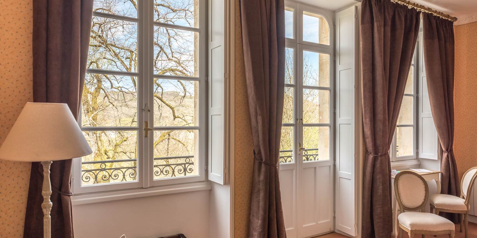 Chambre Jonquille château avec balcon et bureau