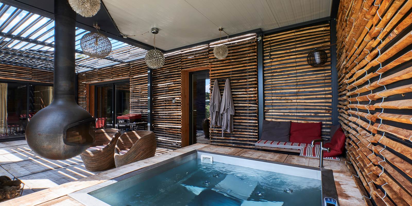 terrasse-cabanepetillante-jacuzzi-inox-cheminée-focus-avignon 