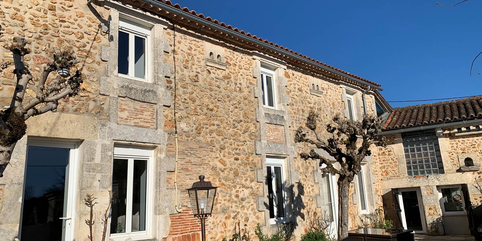 L'hébergement se situe au 1er étage de la maison principale