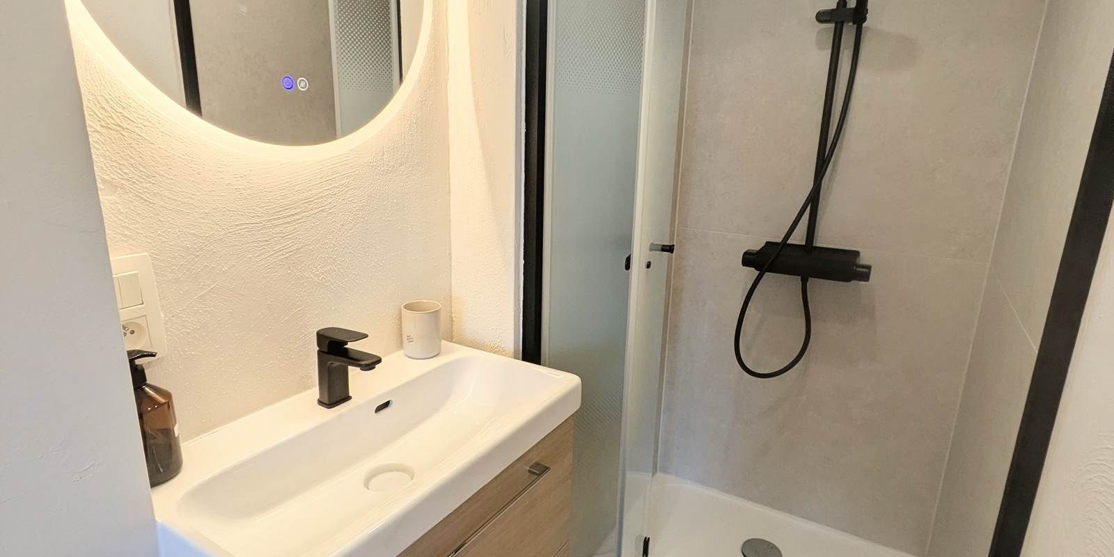 Douche à l’italienne moderne présente dans plusieurs chambres du gîte Villa Hérisson