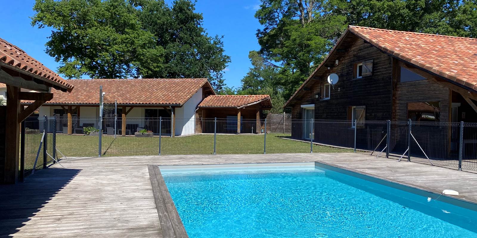 Piscine vue Miellerie et Annexe