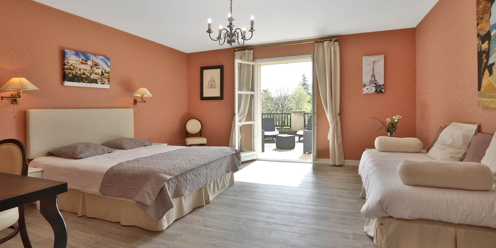 Chambre Gentilhommière 27 RdC avec balcon ou terrasse vue parc et piscine