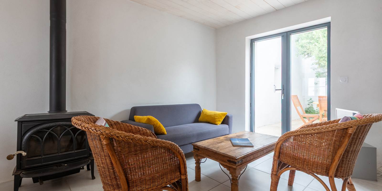 location-la-couarde-salon-poele