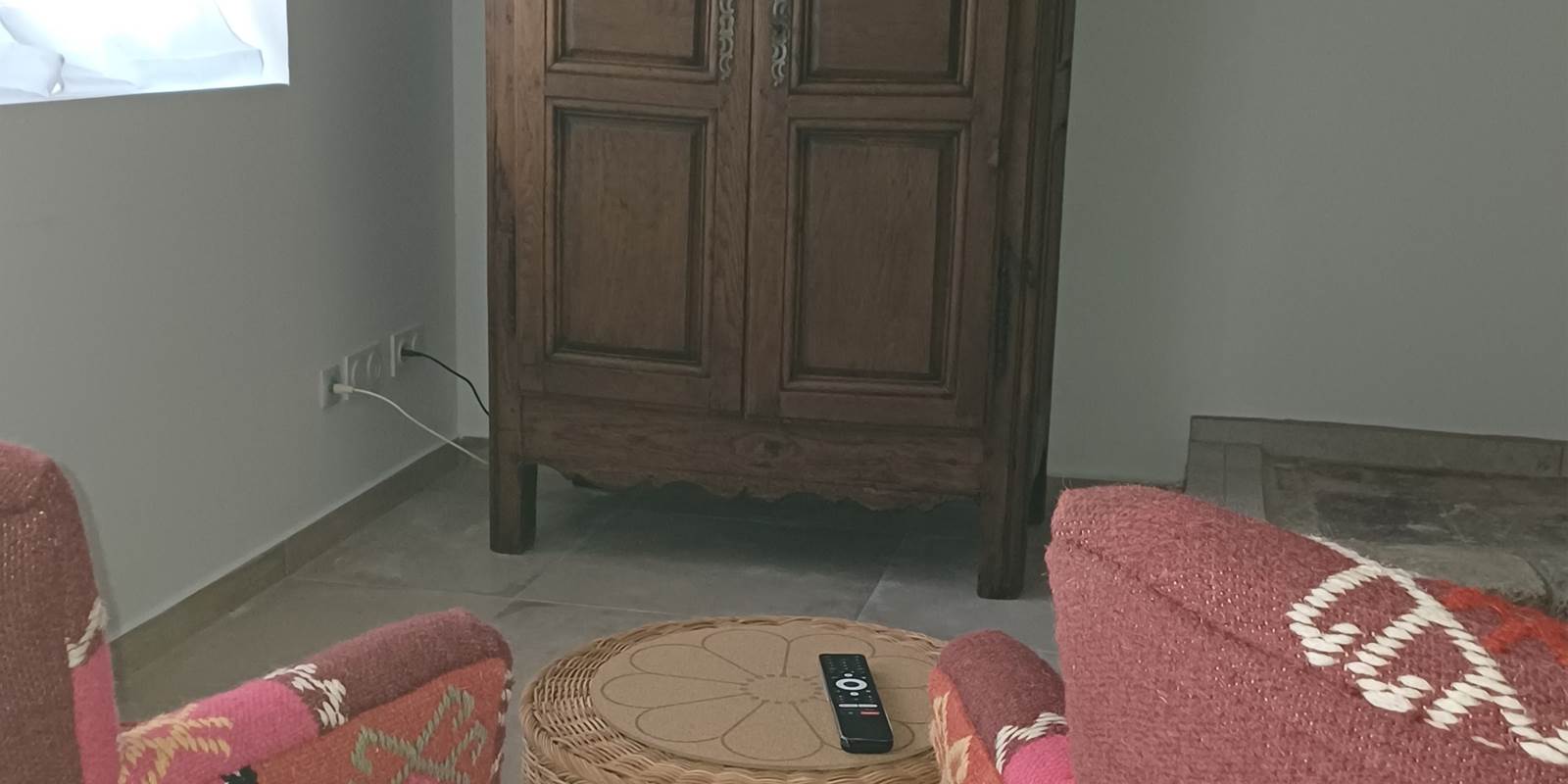 Gîte "Les Luciens" du Domaine de Valmont 34, rangement et TV