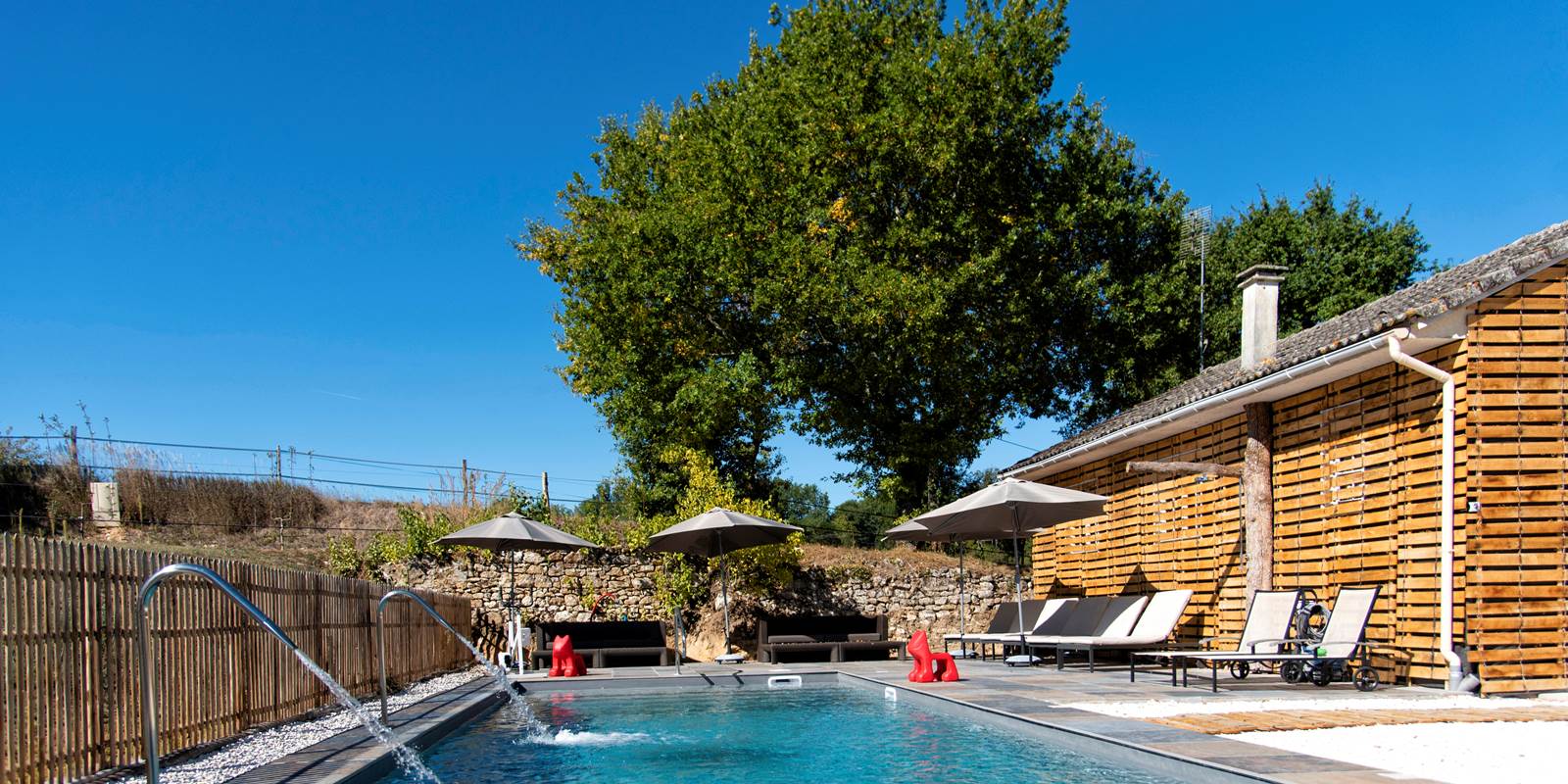 Piscine 4 x 14 Chauffée 28d° Volet roulant et deux Cascasdes (c) M Dartenset