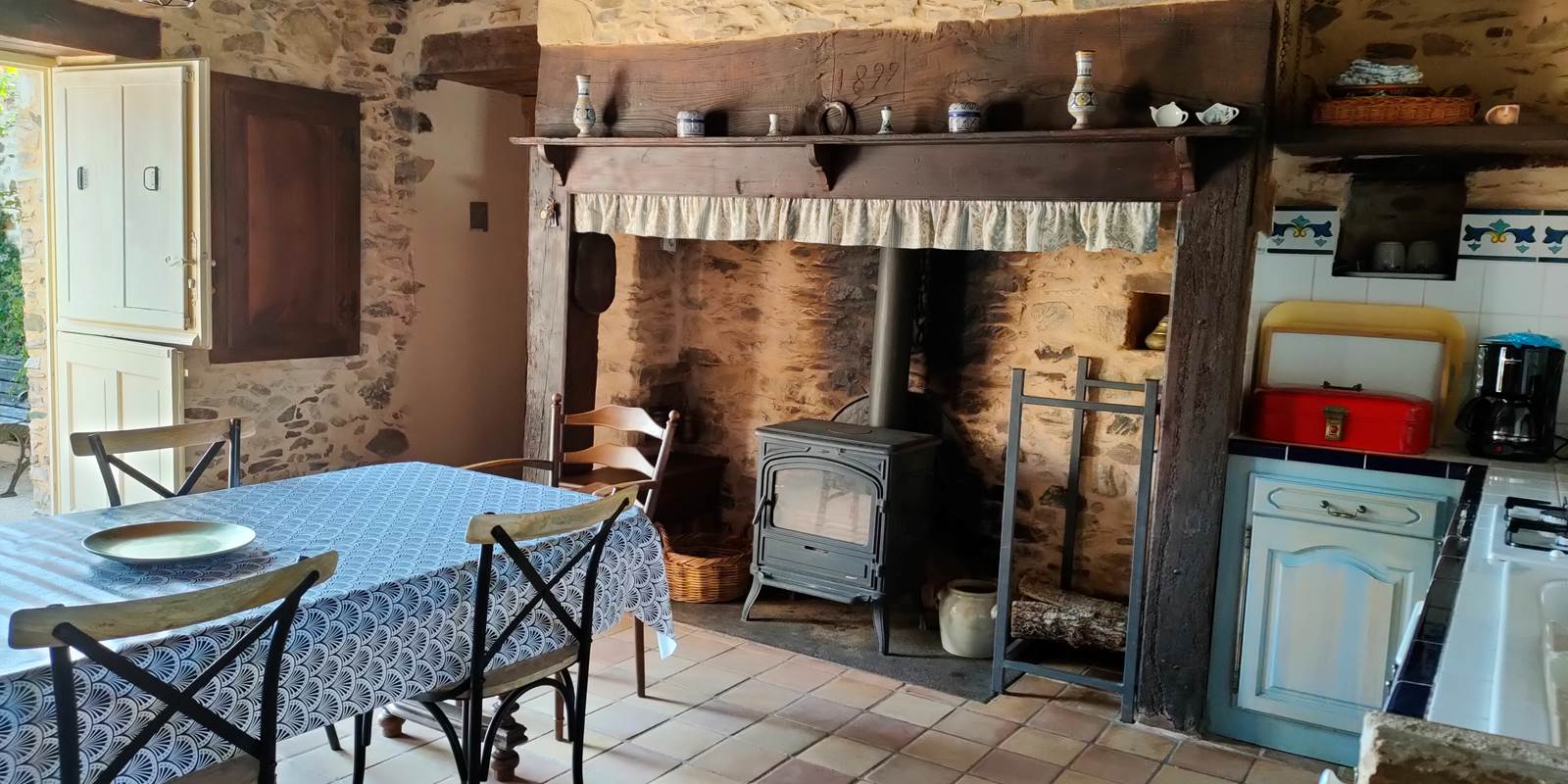 Coin cheminée dans la salle à manger