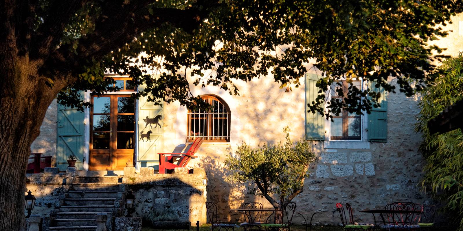 Façade cour La Grande Maison Photo (c) Michel Dartenset