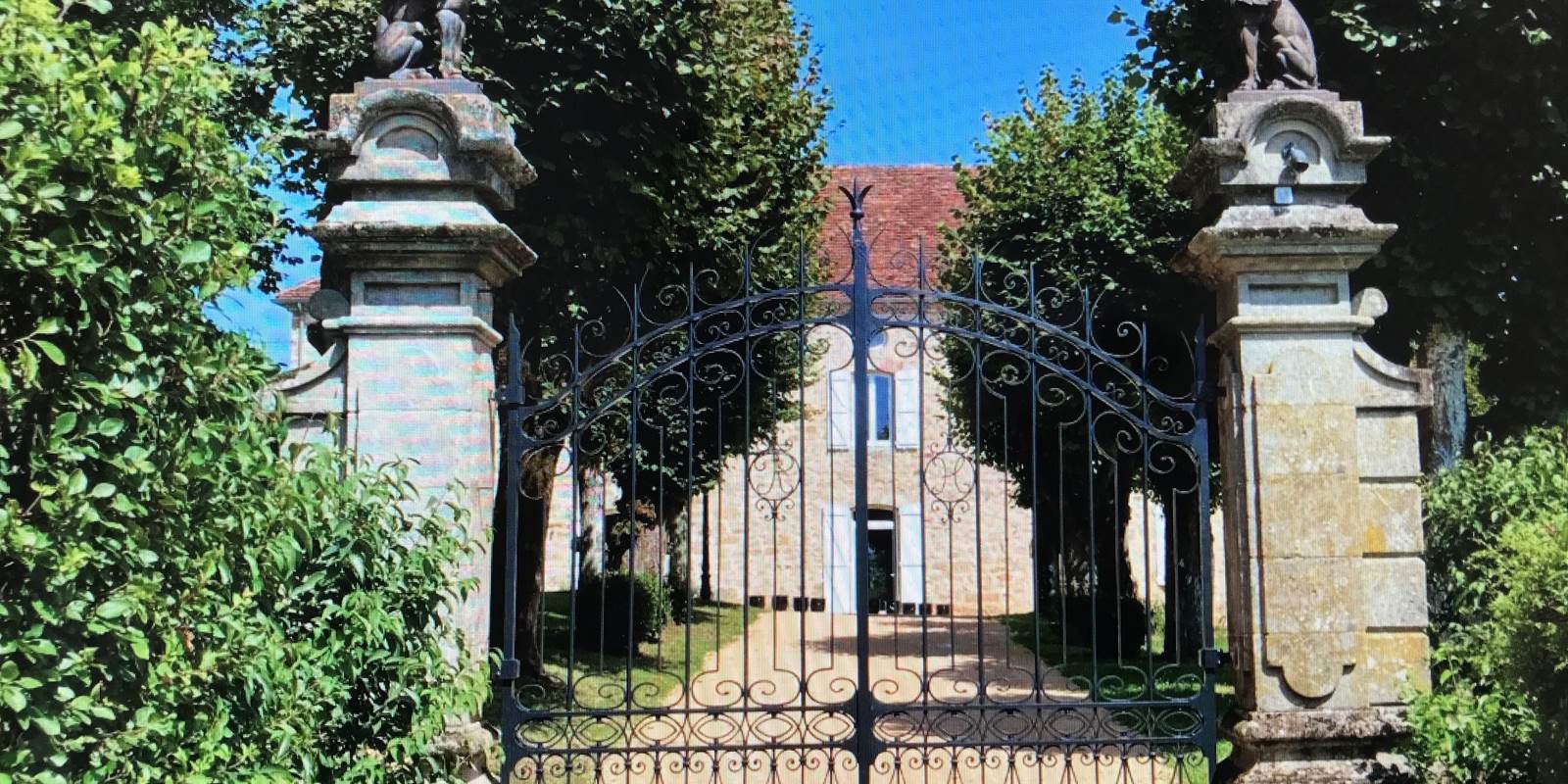 Une grille, des griffons qui veillent