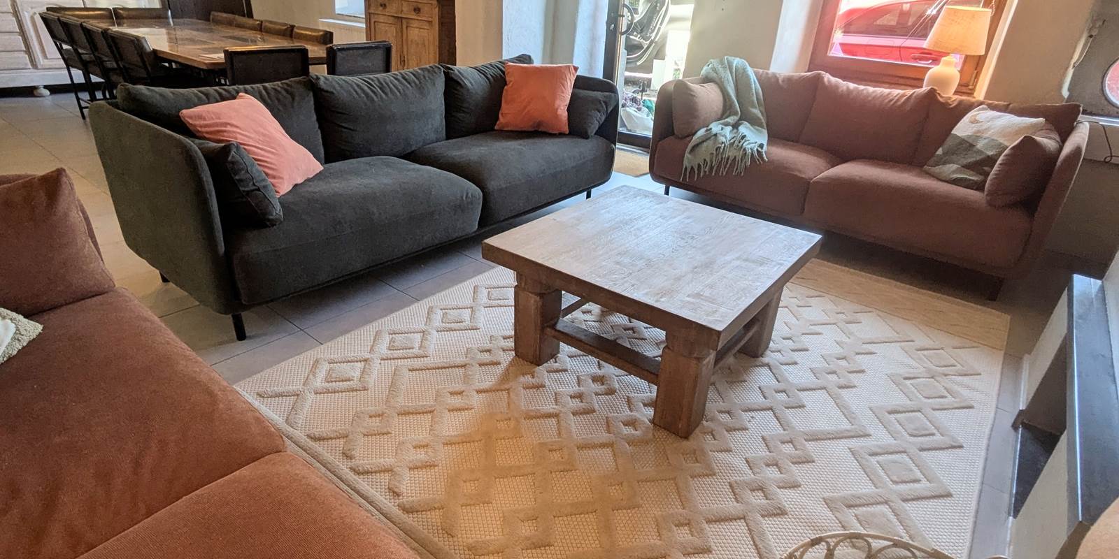 alt="Salon chaleureux avec canapés confortables dans le grand gîte familial en Ardenne belge"