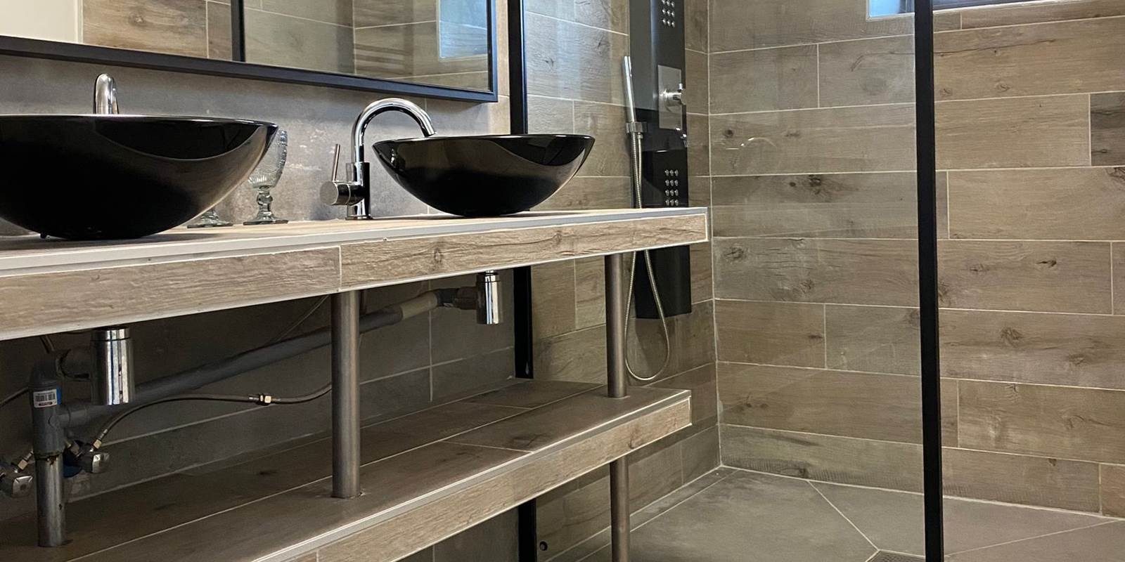 Salle de douche. Au regard du Pré