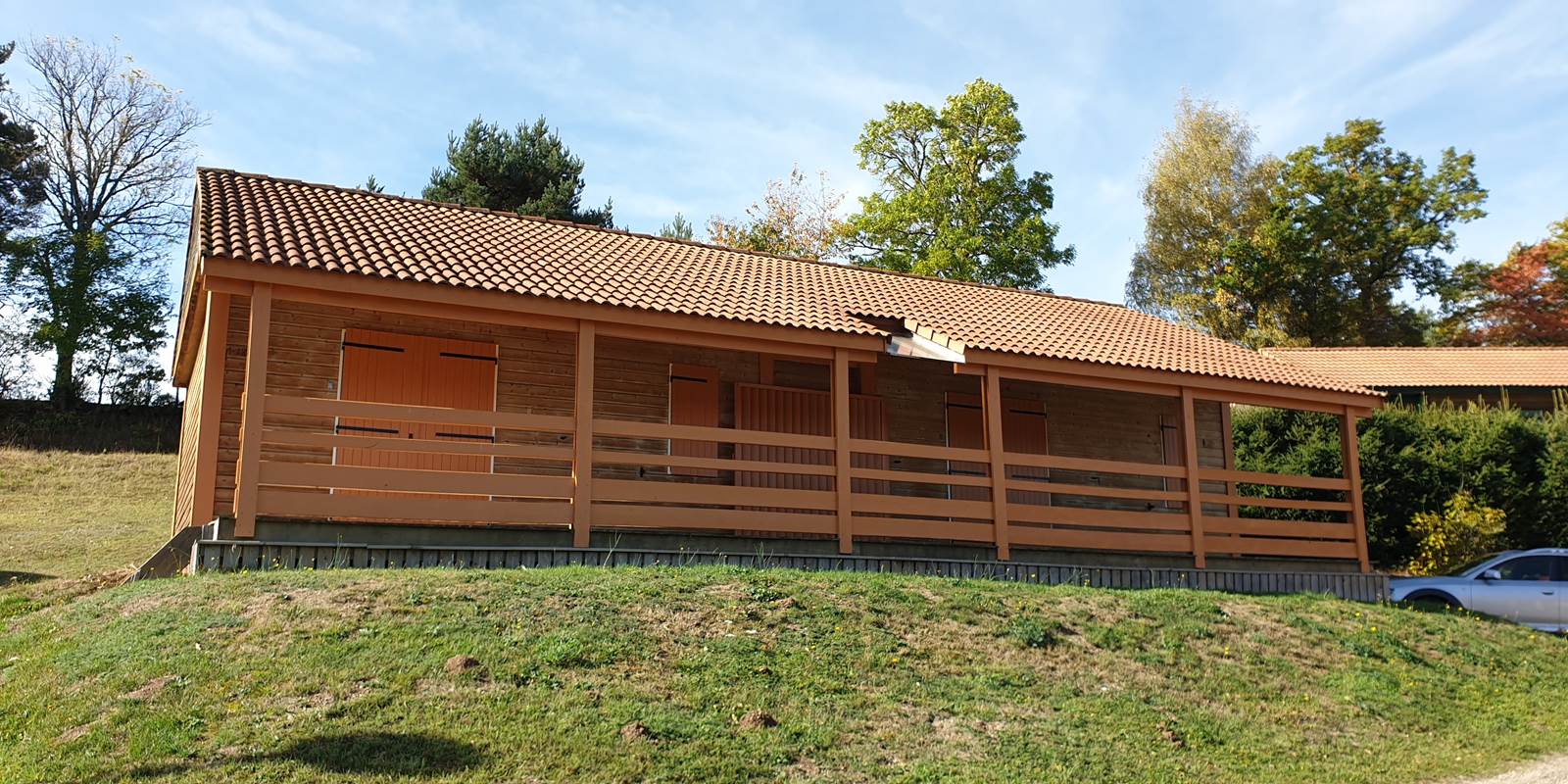 Chalets jumelés (12 couchages, 2 salles d'eau, 2 kitchenettes 1 terrasse commune double)