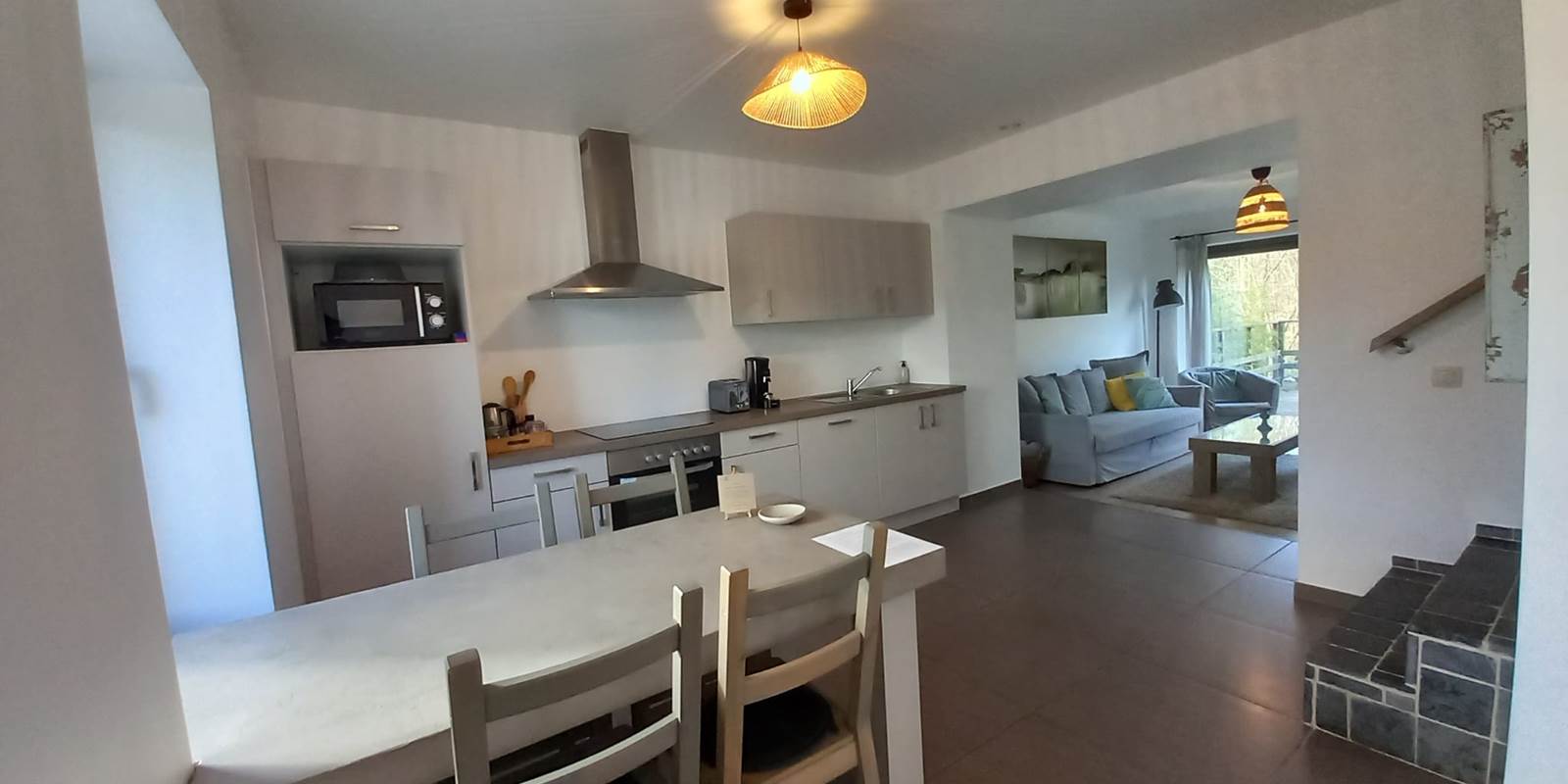 Cuisine-Salon. A l'ombre du chêne