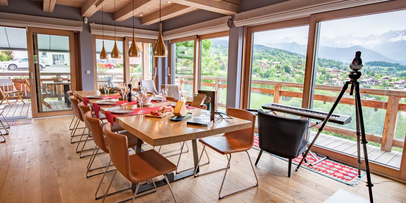 Grandes baies vitrées donnant sur la terrasse pour observer la montagne