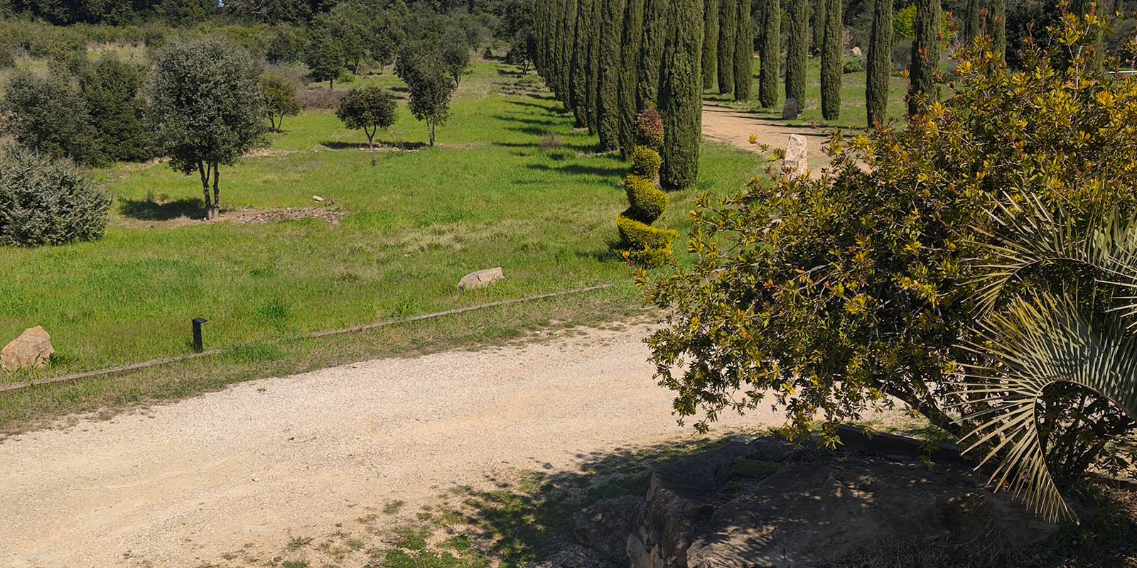 Le Domaine de Jolio - Entrée principale avec pinède
