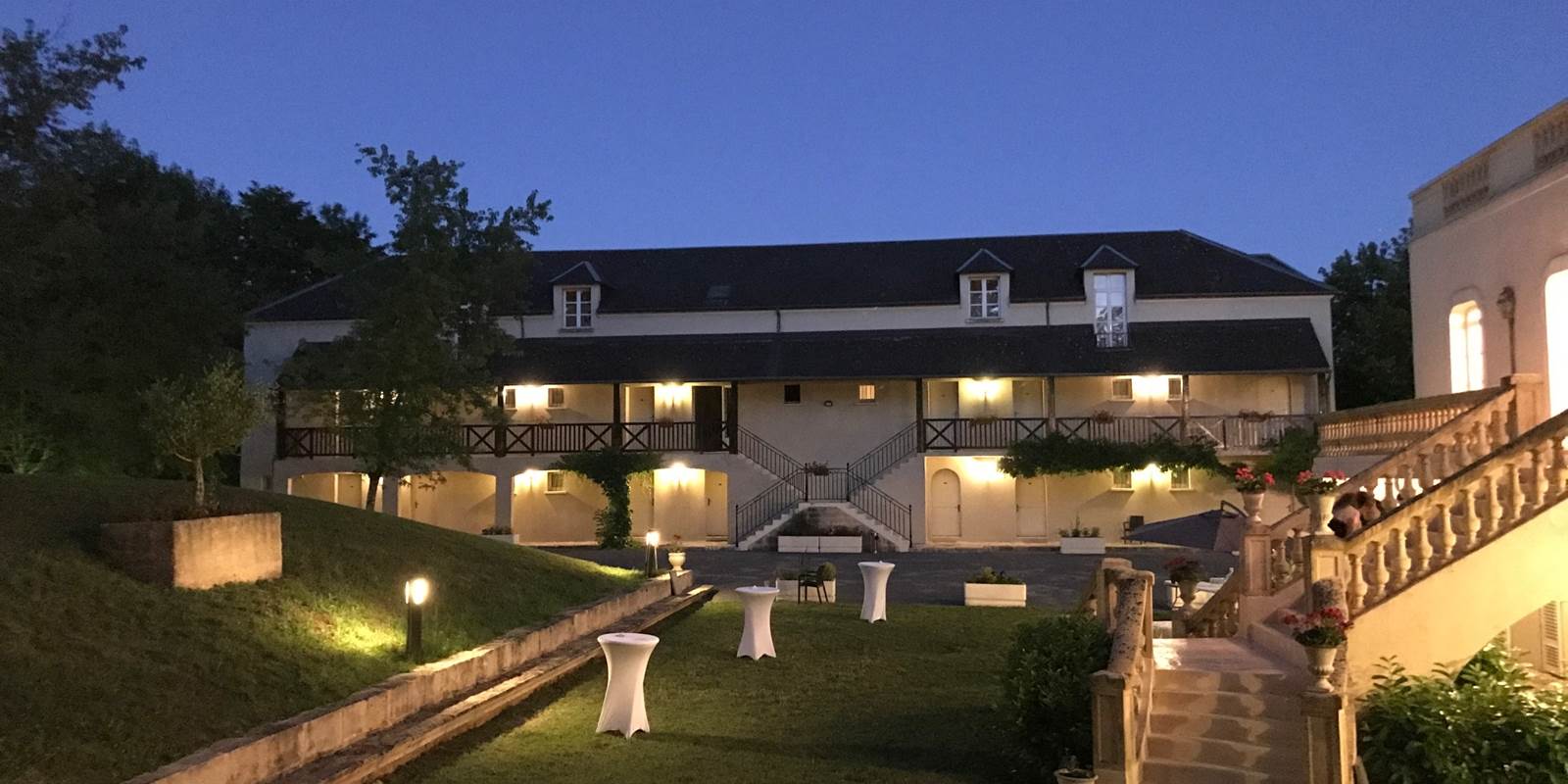Nuit tombante sur le domaine de Puy Robert