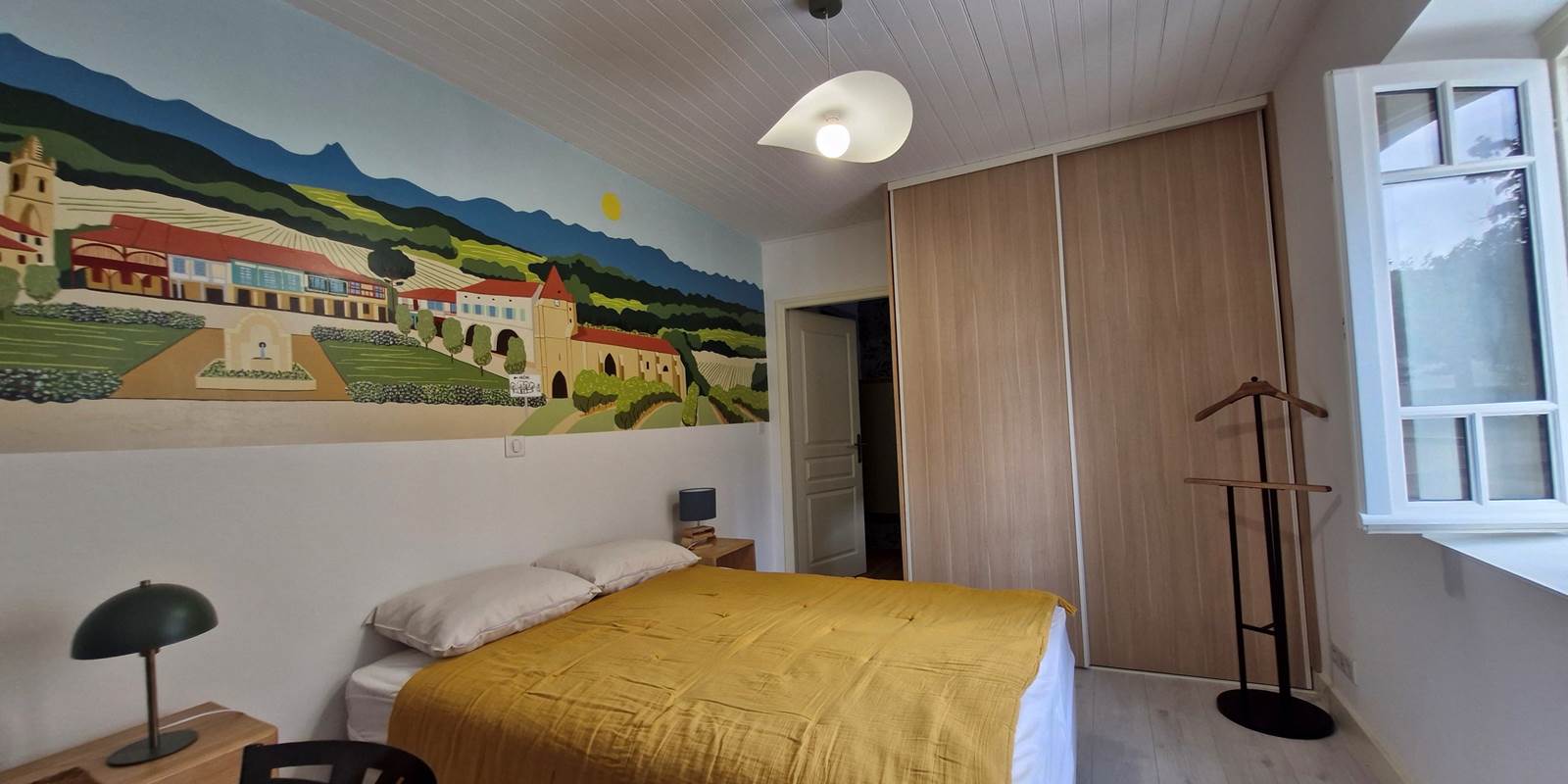 chambre, grand placard et vue sur entrée salle d'eau