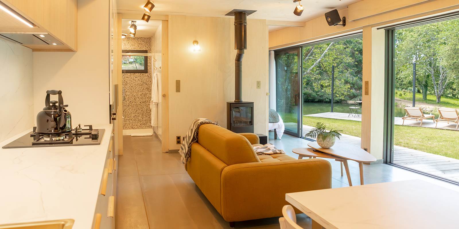 Cuisine équipée et salon cosy