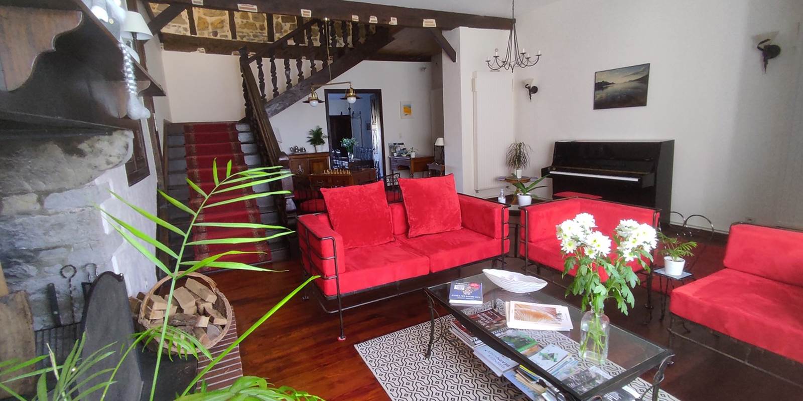 Espace convivial, chaleureux et confortable au salon d'accueil