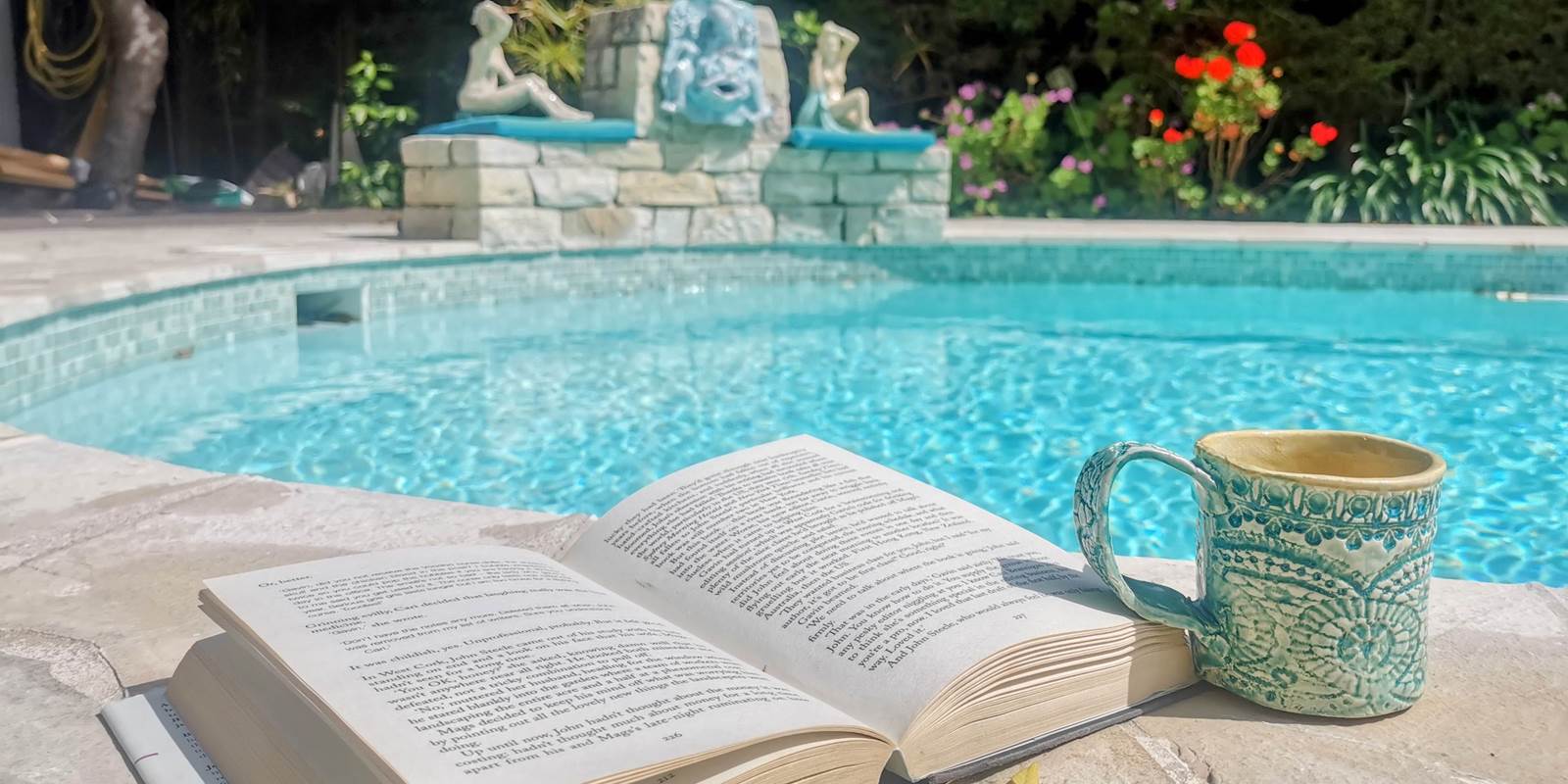 rêver , lire au bord de la piscine