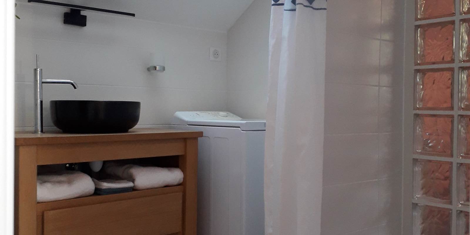 Cabinet de toilette du gîte avec machine à laver