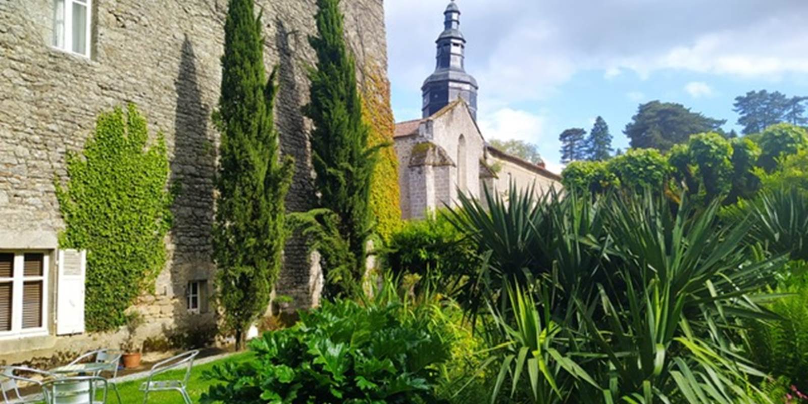 Vue de la petite piscine ronde derrière la végétation