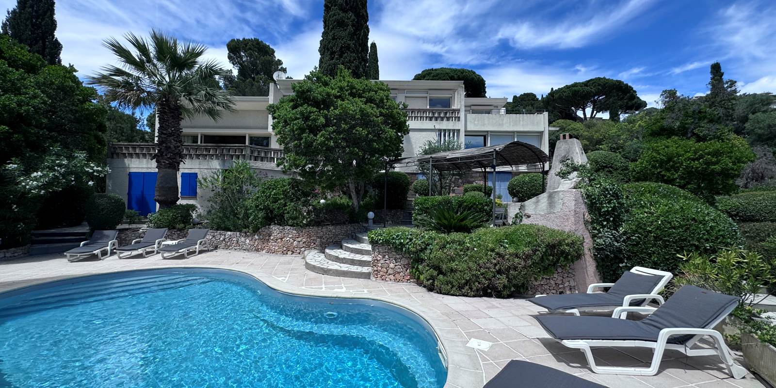 VILLA AGATHEA - LES ISSAMBRES - VUE DE LA PISCINE