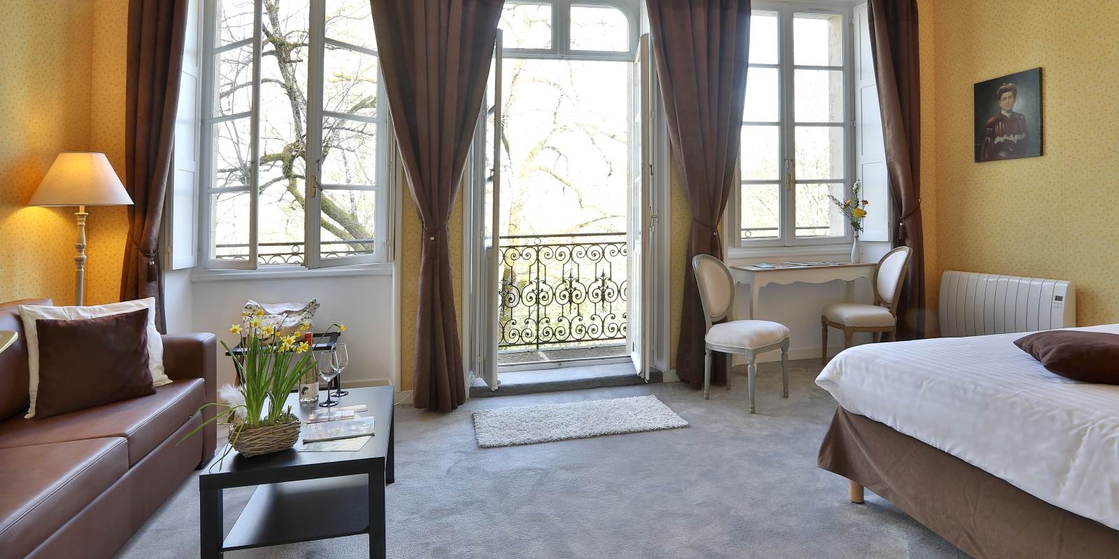 Chambre Jonquille 7 avec balcon - 1er étage du château de Puy Robert Lascaux