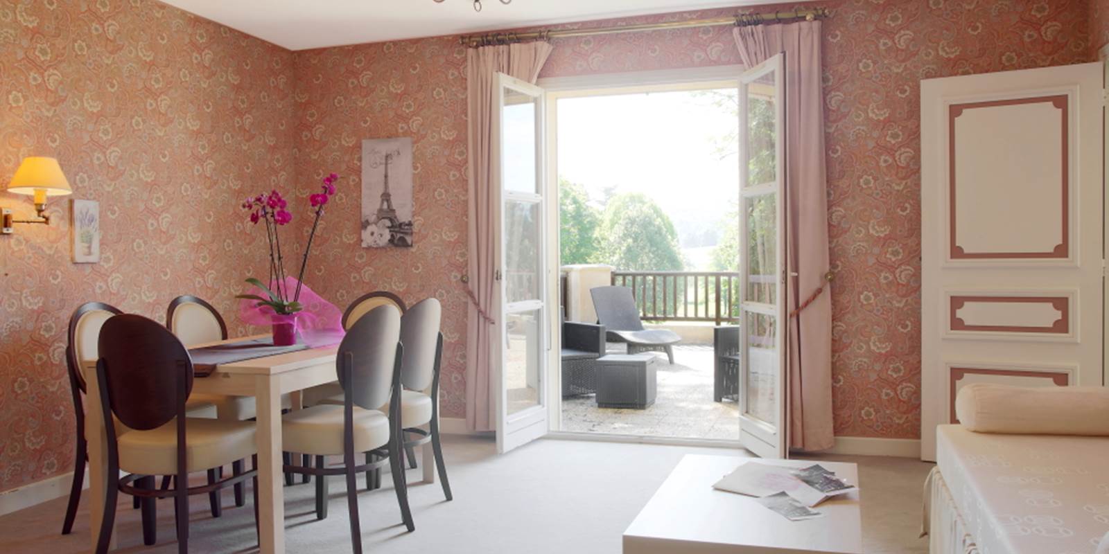 Gîte Junior Suite avec terrasse séjour salon gîte 29 30