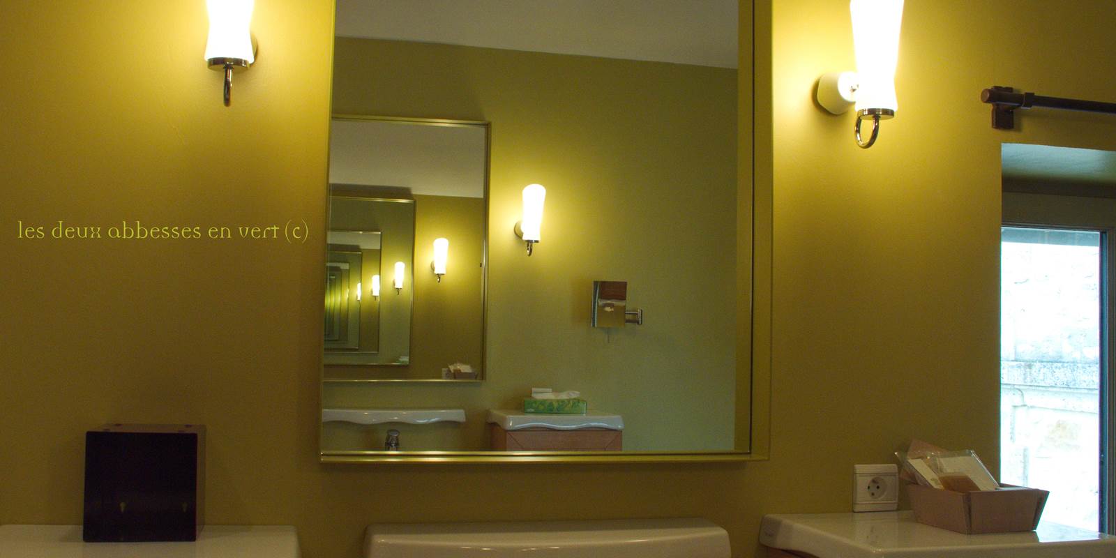 Kirin Salle de Bains avec double lavabo: vue sur les chevaux de la fenêtre