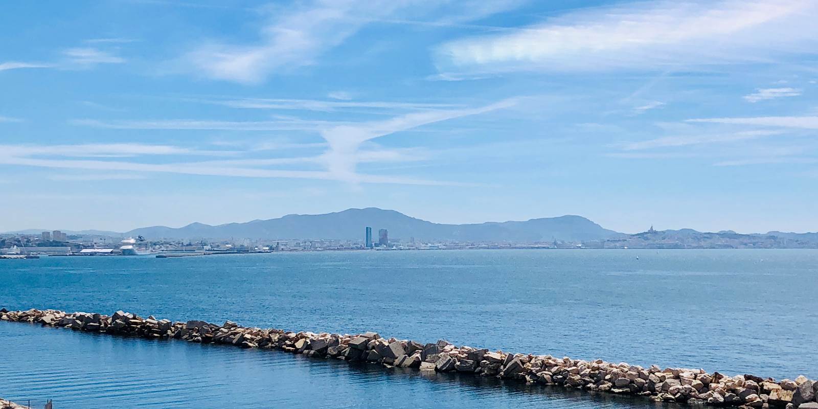 Marseille downtown  au lointain