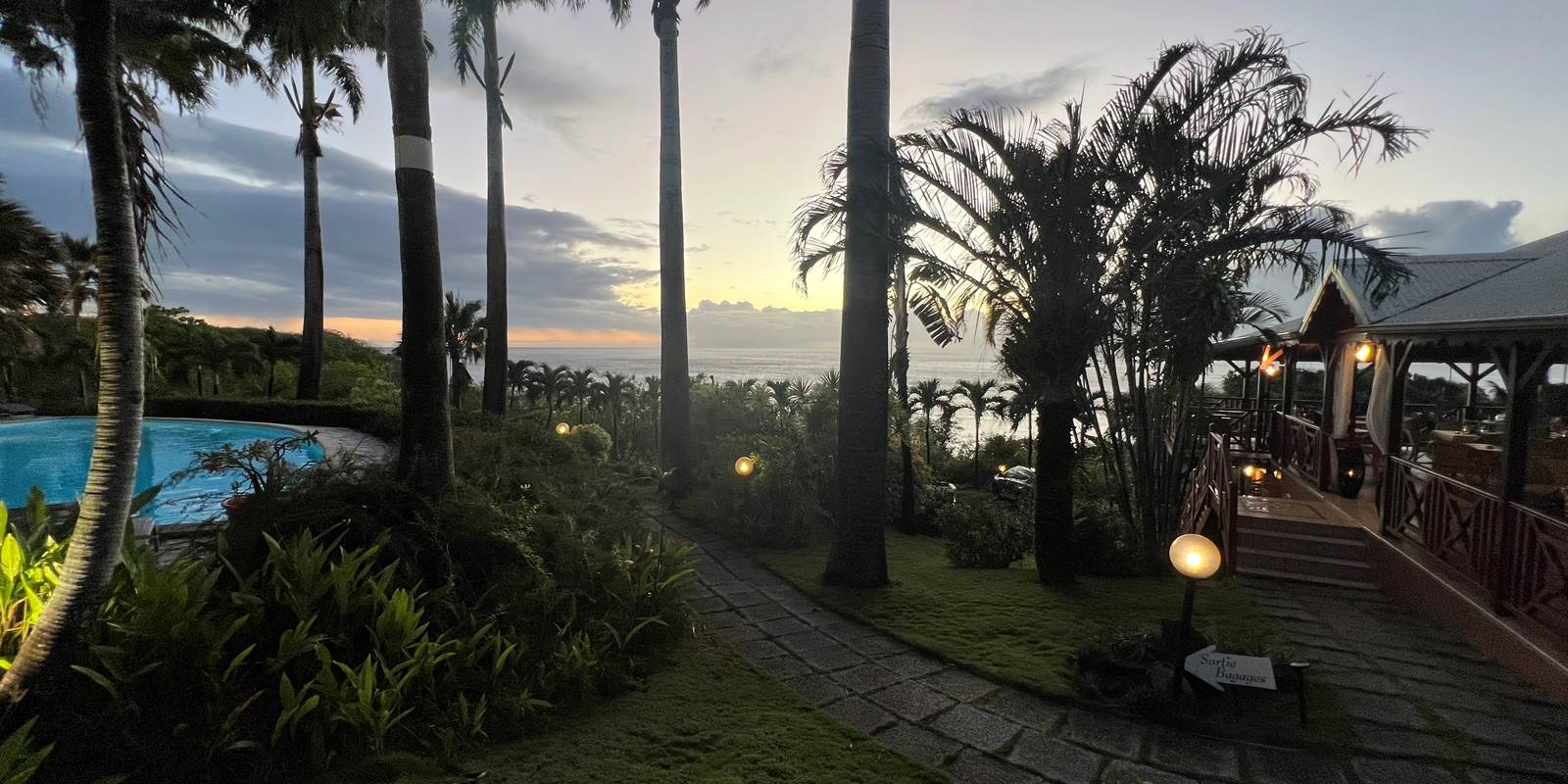 Accueil Piscine et vue mer
