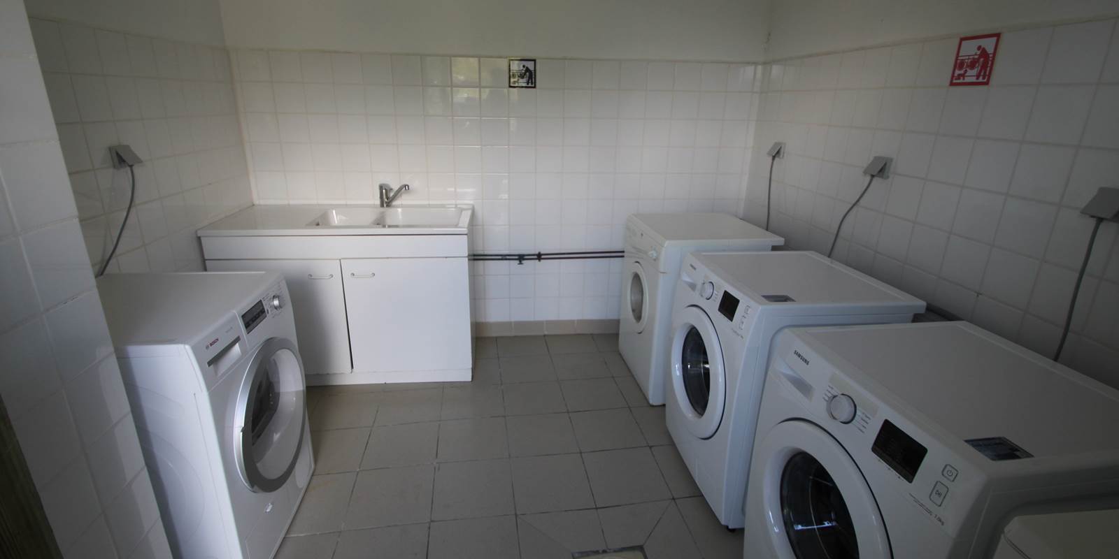 La laverie avec lave-linge et sèche-linge