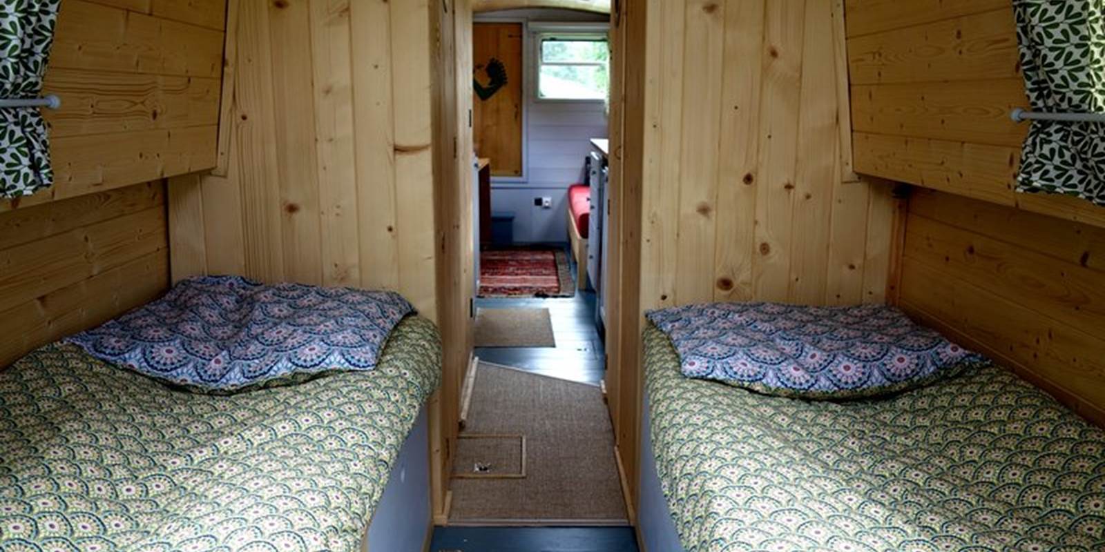 Narrow Boat Asiaq, Hébergement insolite sur l'eau