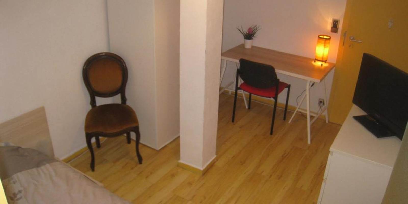 CHAMBRES-GUEBWILLER-Chambre-Simples-avec-Salle-de-Bains-Privative-1-Personne-Télévision