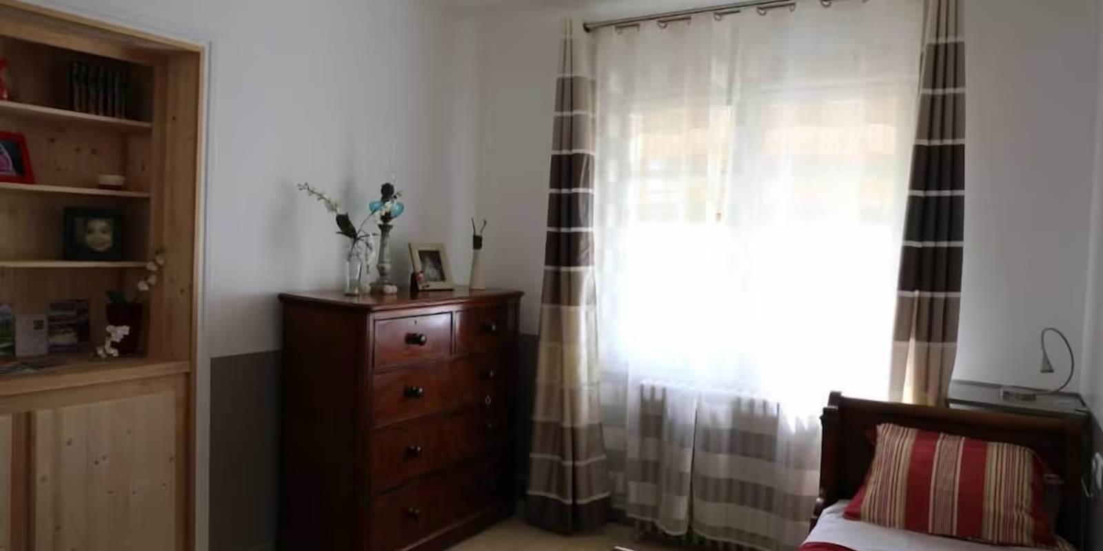 Serenity home_villa_conviviale_chambre_rouge_double couchage