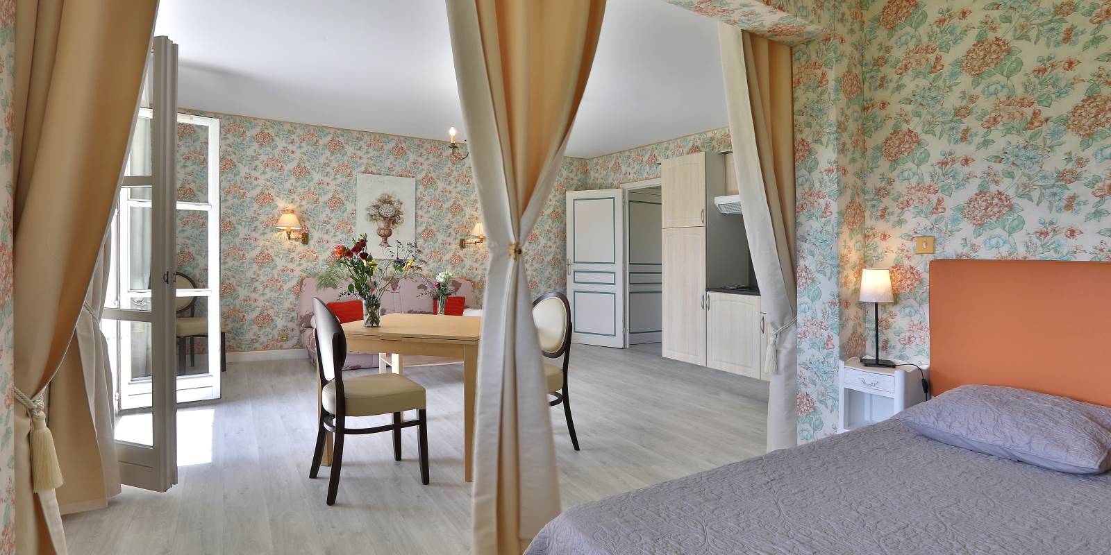 Gîte Tradition 33 au 1er étage avec balcon de 2 à 4 personnes vue parc depuis balcon