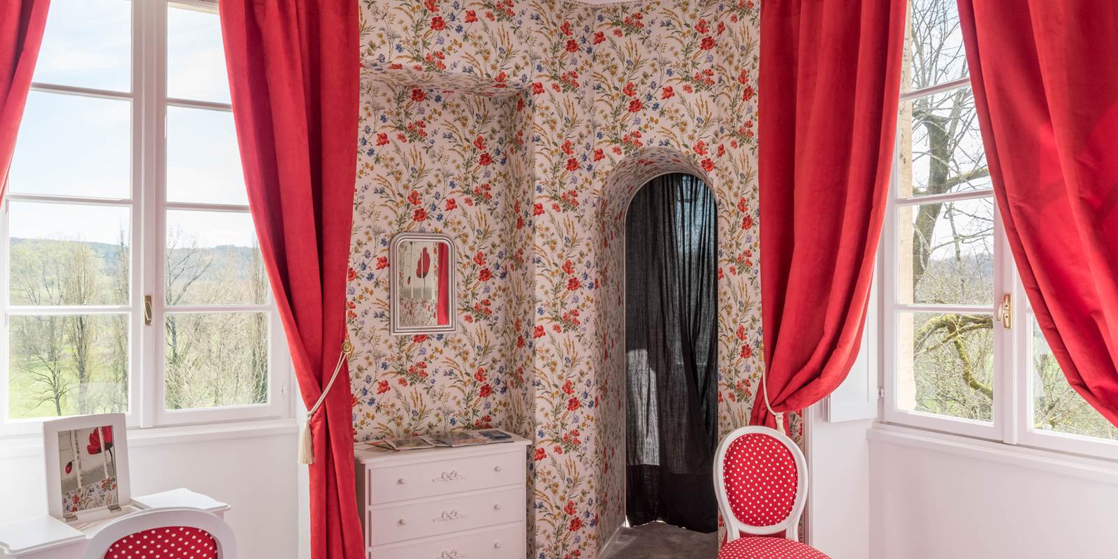 Chambre Coquelicots vue sur prairie environnante du château