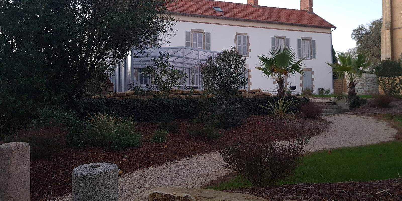 gite-le-lijaly-jardin-exterieur-vendee-maison.jpg