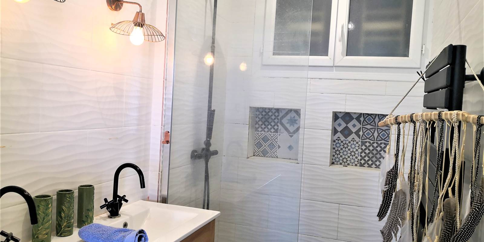 Salle-de-bains avec douche