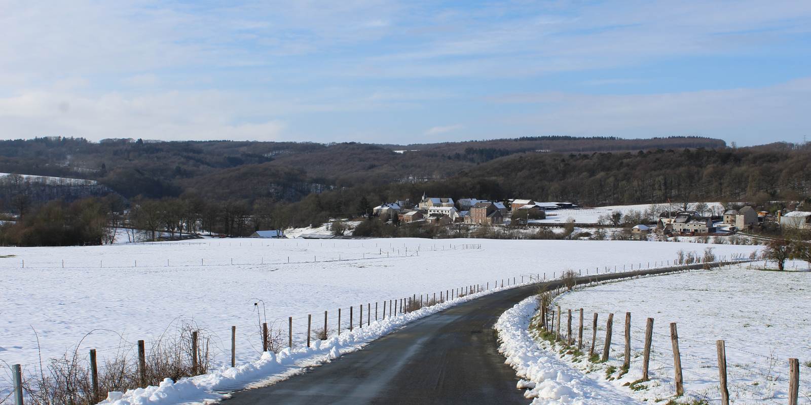 Le hameau de Xhignesse est mis en valeur par la neige et le ciel bleu. Merci la natture.