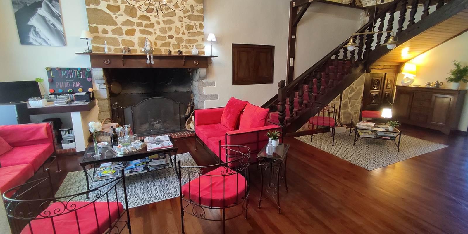 Lecture devant la cheminée et jeux de société au salon